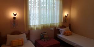a small room with two beds and a window at Mas Pinell 129 in Torroella de Montgrí