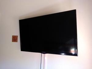 a flat screen tv hanging on a wall at Duque De Osuna in Medina de Rioseco
