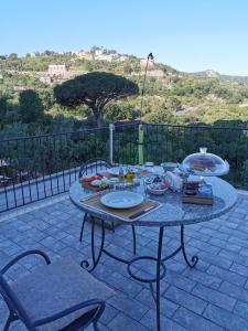 - une table avec de la nourriture sur la terrasse dans l'établissement L'Angolo di Campagna, à Piano di Sorrento