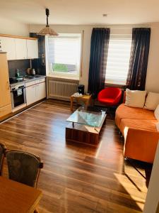 a living room with a couch and a table at Charmante 3Zi-Ferienwohnung im Landhausstil in Kaufbeuren