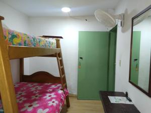 Tempat tidur susun dalam kamar di Habita Estudios Laureles
