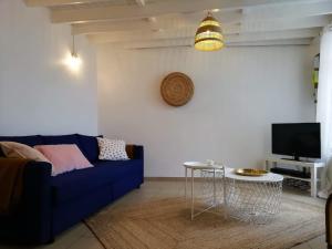 un soggiorno con divano blu e tavolo di Maison à deux pas de la mer a Wimereux