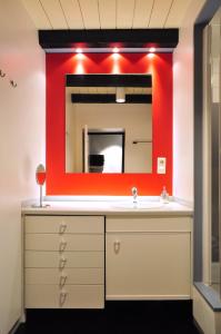 een badkamer met een wastafel en een spiegel bij Suite „Hannover“ - modernes Apartment in Fachwerkhaus in Hannover