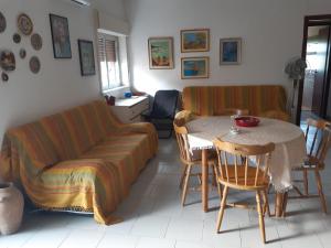 een woonkamer met een bank en een tafel bij casa panoramica in Calatabiano