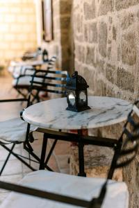 una fila de mesas y sillas con una lámpara en ellas en Kristina´s rooms en Rodas