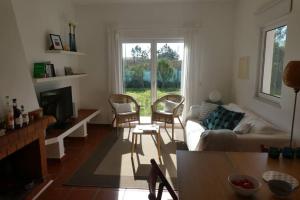 sala de estar con sofá, sillas y mesa en Casa Colina, walking distance to Arrifana Beach, en Aljezur