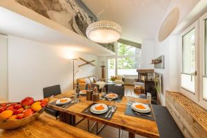a dining room with a table with fruit on it at Ferienwohnung Haus Mia in Zermatt