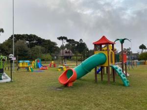 un parque infantil con tobogán en Lindo Studio no Mountain Village, en Canela