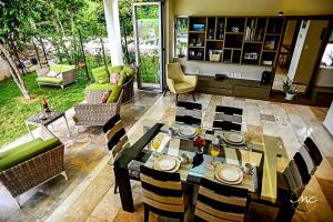 sala de estar con mesa y sillas en Puerto Morelos, Villa Mimi, Private Pool, en Puerto Morelos