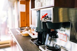 uma máquina de café sentada em cima de um balcão de cozinha em Auberge Harris em Saint-Jean-sur-Richelieu