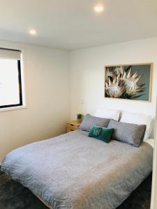 A bed or beds in a room at New Townhouse 5 min from central CHCH including bikes to use