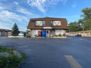 een lege parkeerplaats voor een gebouw bij Des Plaines Motel in Des Plaines