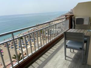 balcón con escritorio y vistas a la playa en Mediterranean Suite First Line Beach Costa del Sol, en Fuengirola