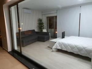 un dormitorio con una cama y un sofá en Figueira Beach Apartment, en Buarcos