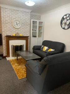 sala de estar con sofá y chimenea en Best Stay - New Castle en Newcastle under Lyme