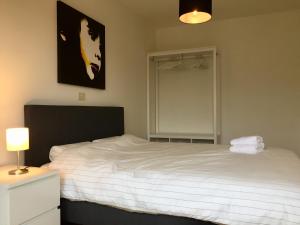 Кровать или кровати в номере Rustig appartement met zeezicht dicht bij het centrum
