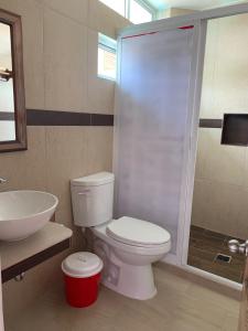 uma casa de banho com um WC, um lavatório e um chuveiro em Lidxi Rosae em Puerto Escondido