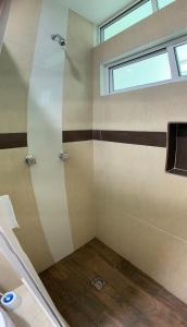 uma cabina de duche na casa de banho com uma janela em Lidxi Rosae em Puerto Escondido