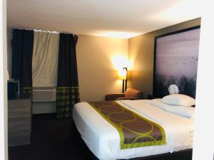 Postel nebo postele na pokoji v ubytování The Inn&suites SW Omaha