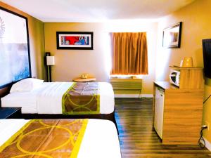 Postel nebo postele na pokoji v ubytování The Inn&suites SW Omaha