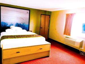 Postel nebo postele na pokoji v ubytování The Inn&suites SW Omaha