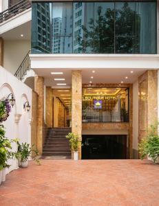 un vestíbulo de un edificio con escaleras y plantas en MIA HOTEL en Hanói