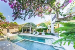 een zwembad in de achtertuin van een huis bij Villa Simone Bali in Ungasan