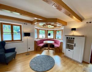 a living room with a pink couch and a table at Ferienwohnung Vorberg in Schönau am Königssee