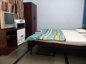 En eller flere senge i et værelse på Mrignayani