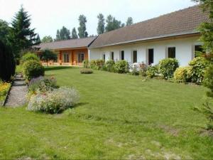 Zahrada ubytování Logis - Hôtel & restaurant Les Trois Fontaines