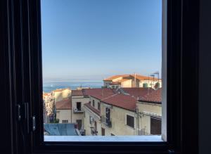 een uitzicht vanuit een raam van gebouwen bij Cefalu in Blu in Cefalù