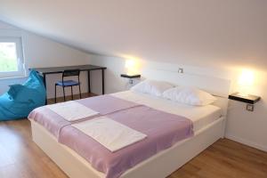 Postel nebo postele na pokoji v ubytování Apartmani Mojca