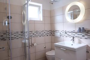 Koupelna v ubytování Apartmani Mojca + 16 fotografií