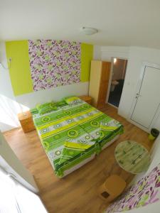 ソゾポルにあるGuest House Gabrielのベッドルーム1室(大型ベッド1台、緑のシーツ付)