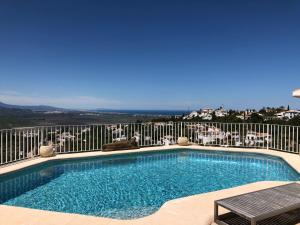 Monte PegoにあるVilla Finca Costa Blanca Apartment 2 / Ferienwohnung 2; Monte Pego bei Deniaのバルコニーの上にスイミングプールがあります。