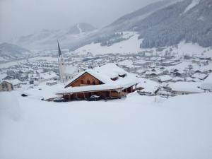 eine schneebedeckte Kirche auf einem Berg in der Unterkunft dolomit24 | design apARTments in Sillian