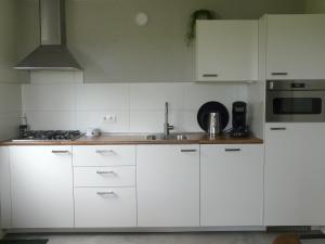 A kitchen or kitchenette at Bungalow Groen