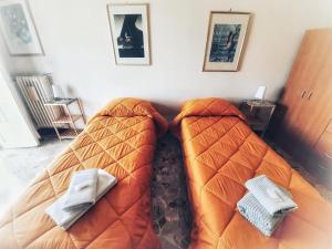 マテーラにあるççç Matera Short Term Rooms çççのベッドルーム1室(コーナーにオレンジ色のベッド1台付)