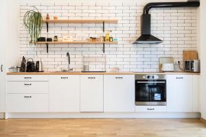 Una cocina o kitchenette en Your Perfect Relaxing Eclectic Gateway In Athens