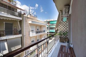 Un balcón o terraza en Your Perfect Relaxing Eclectic Gateway In Athens