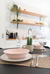 Una cocina o kitchenette en Your Perfect Relaxing Eclectic Gateway In Athens