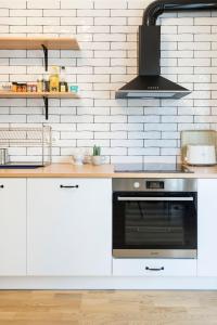 Una cocina o kitchenette en Your Perfect Relaxing Eclectic Gateway In Athens