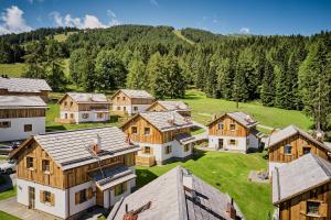 una vista aérea de una localidad con casas de madera en Almdorf Omlach, Fanningberg en Weisspriach