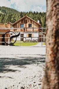 ein Gebäude mit einem Schild, das Alaskan-Dorf liest in der Unterkunft Almdorf Omlach, Fanningberg in Weisspriach