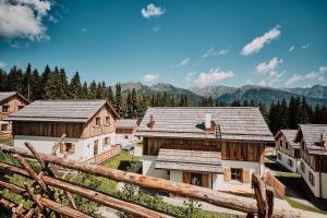 una vista di un villaggio con le montagne sullo sfondo di Almdorf Omlach, Fanningberg a Weisspriach