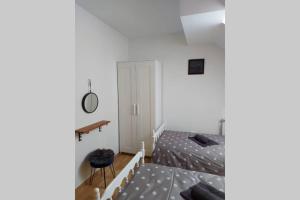 een kleine slaapkamer met een bed en een tafel bij Apartment Božo in Krasno Polje