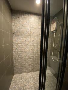 um chuveiro com uma porta de vidro na casa de banho em Luxury La casita Huahin em Hua Hin