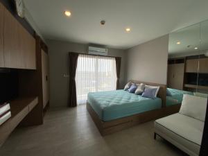 1 dormitorio con cama, sofá y ventana en Luxury La casita Huahin, en Hua Hin