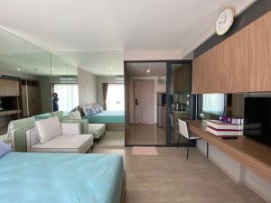 uma grande sala de estar com um sofá e uma cama em Luxury La casita Huahin em Hua Hin