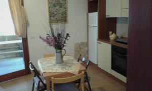 Dapur atau dapur kecil di AirPortMaterGialloALLIncludedFREEShuttleFROMairportTillNightPoolAirCondWifiParking